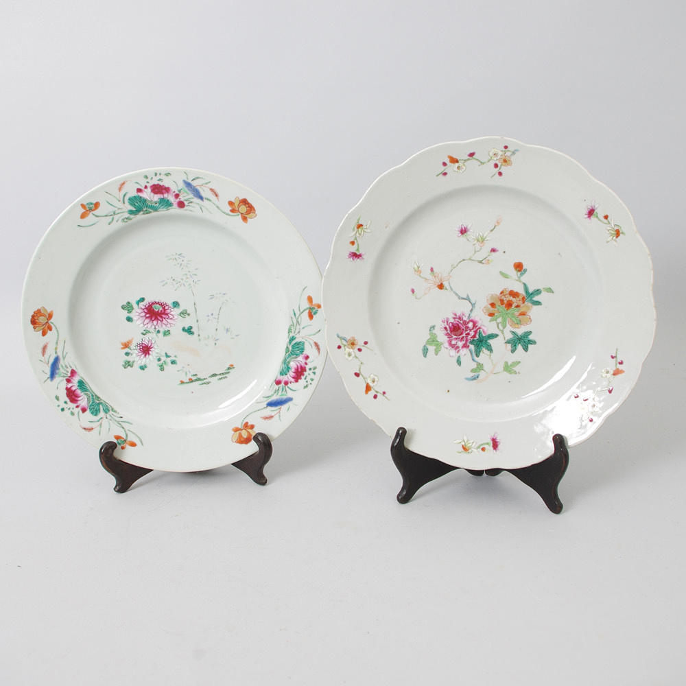 TALLRIKAR, 2 stycken, famille rose, Kina, 1700/1800-tal.