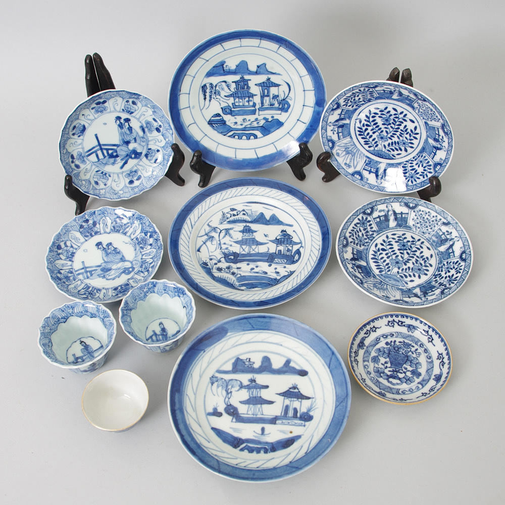 TALLRIKAR SAMT KOPPAR, blå/vitt porslin, Kina.