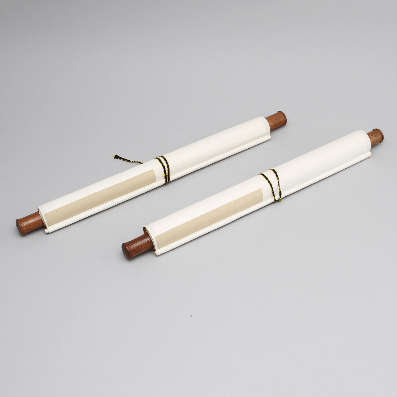 RULLMÅLNINGAR, 2 stycken. Kina, 1900-tal. Kaligrafi.