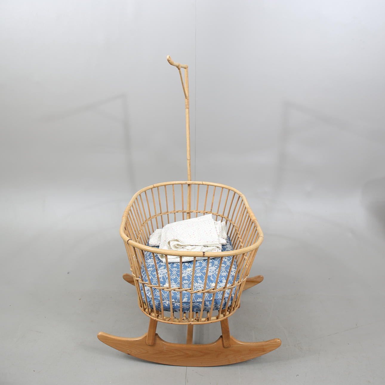 VUGGE PÅ STAK, rattan, 1961.