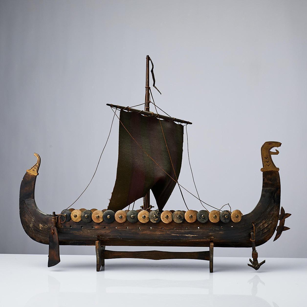 SCHIFFSMODELL, erste Hälfte des 20. Jahrhunderts, Darstellung sogenannter Wikingerschiffe. Gokstad-Schiff.