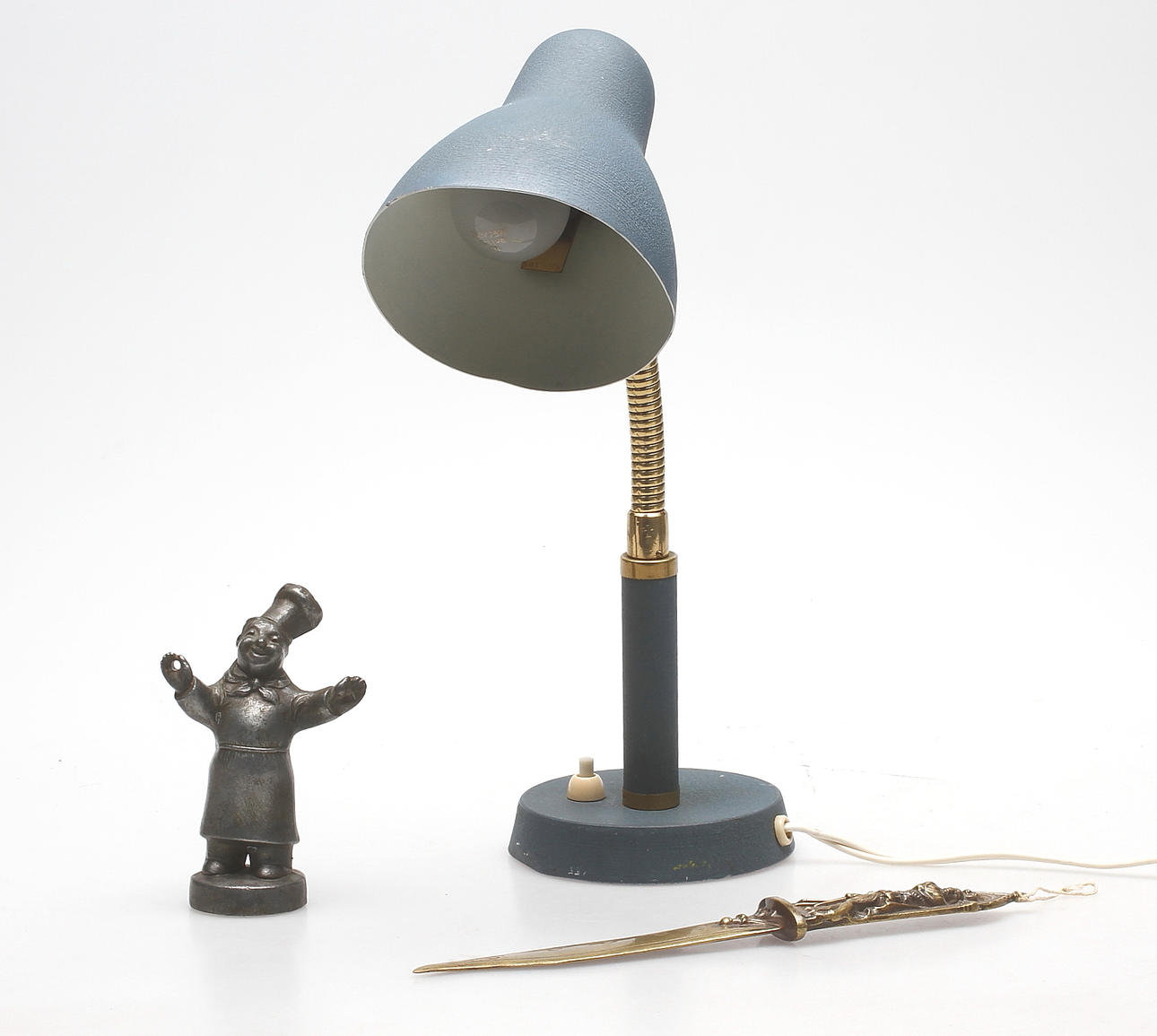 SKULPTUR och BREVKNIV, metall samt BORDSLAMPA, Gemi 600.