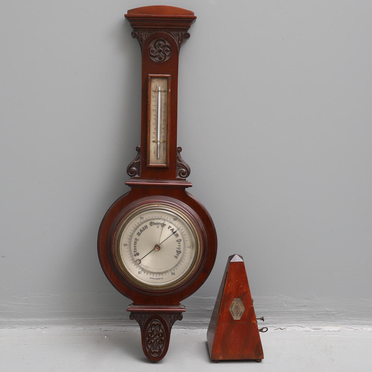 EIN EDWARDIANISCHES BLATTGESCHNITZTES MAHAGONIGEHÄUSE ANEROID BAROMETER THERMOMETER.