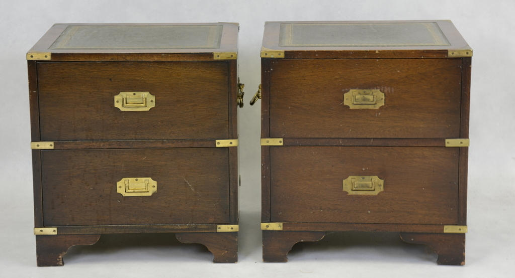 BYRÅAR, 1 par, engelsk stil med hantag å vardera sida.