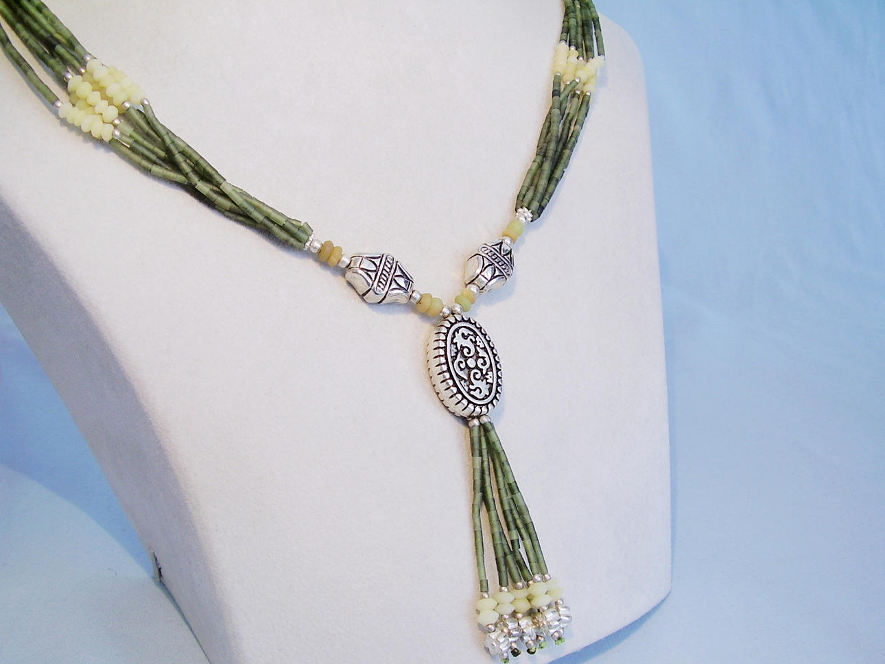 JADE HALSBAND 6-rad HANDGJORDA.