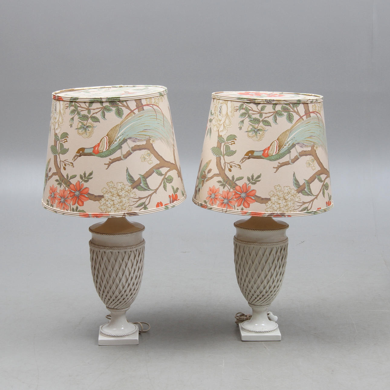 BORDSLAMPOR, ett par, porslin, möjligen Italien, 1900-talets andra hälft.