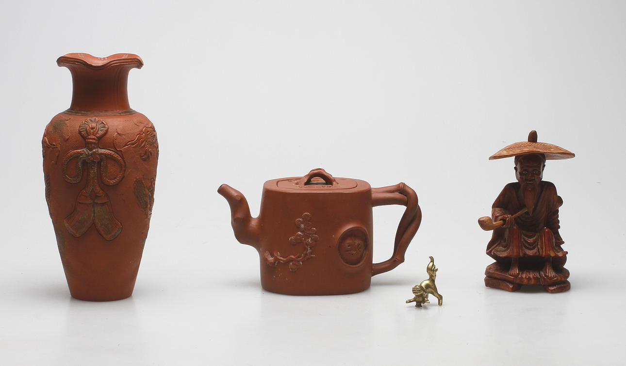 OSTINDISKA FÖREMÅL, 4 delar, keramik och metall.