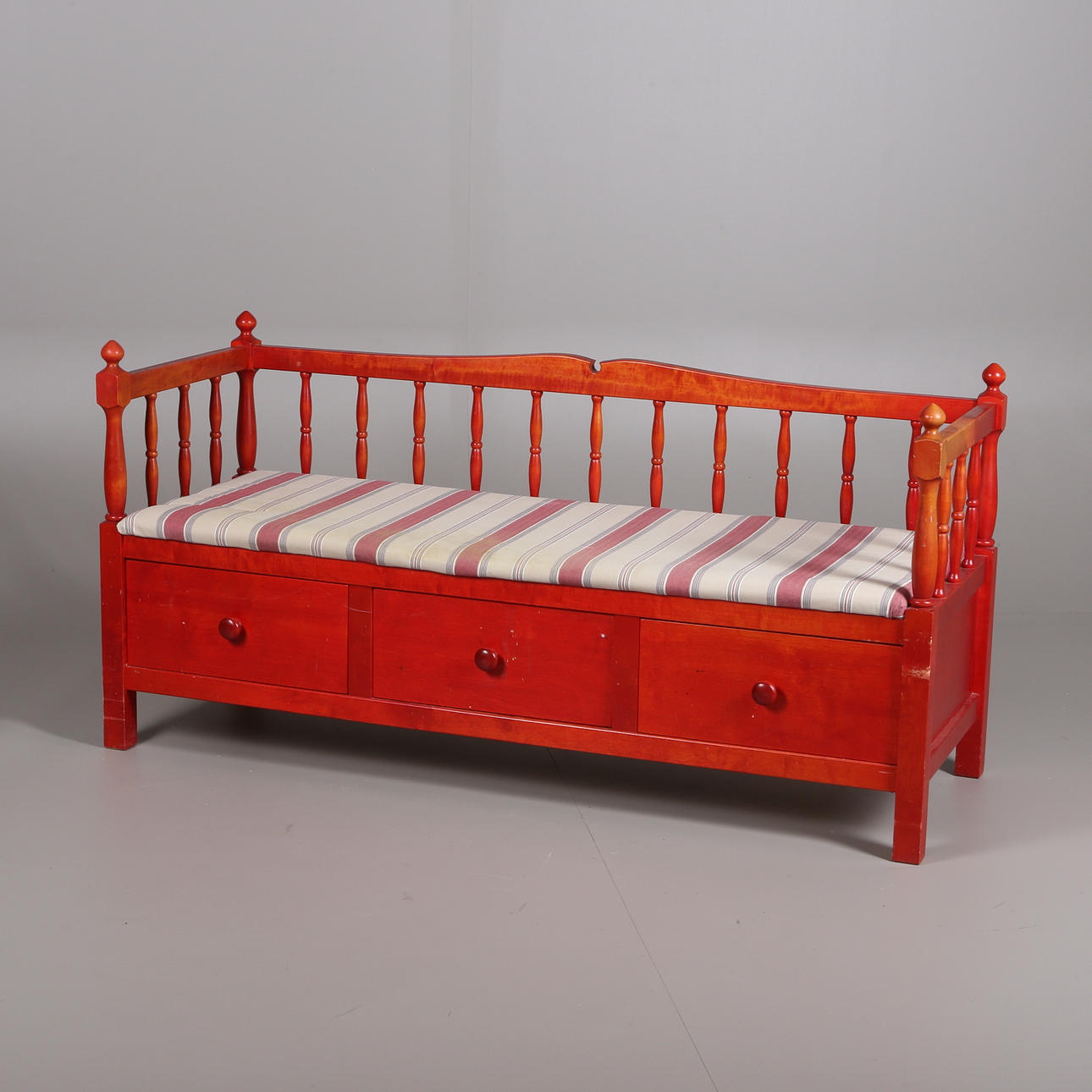 KÖKSSOFFA med lådor, rödbetsat trä, 1900-talets mitt.