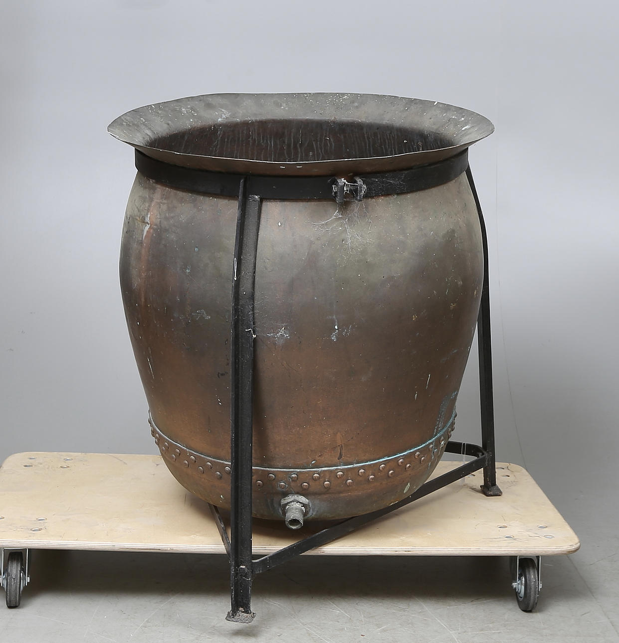 PRAKTKITTEL/KRUKA, koppar på järnställning.