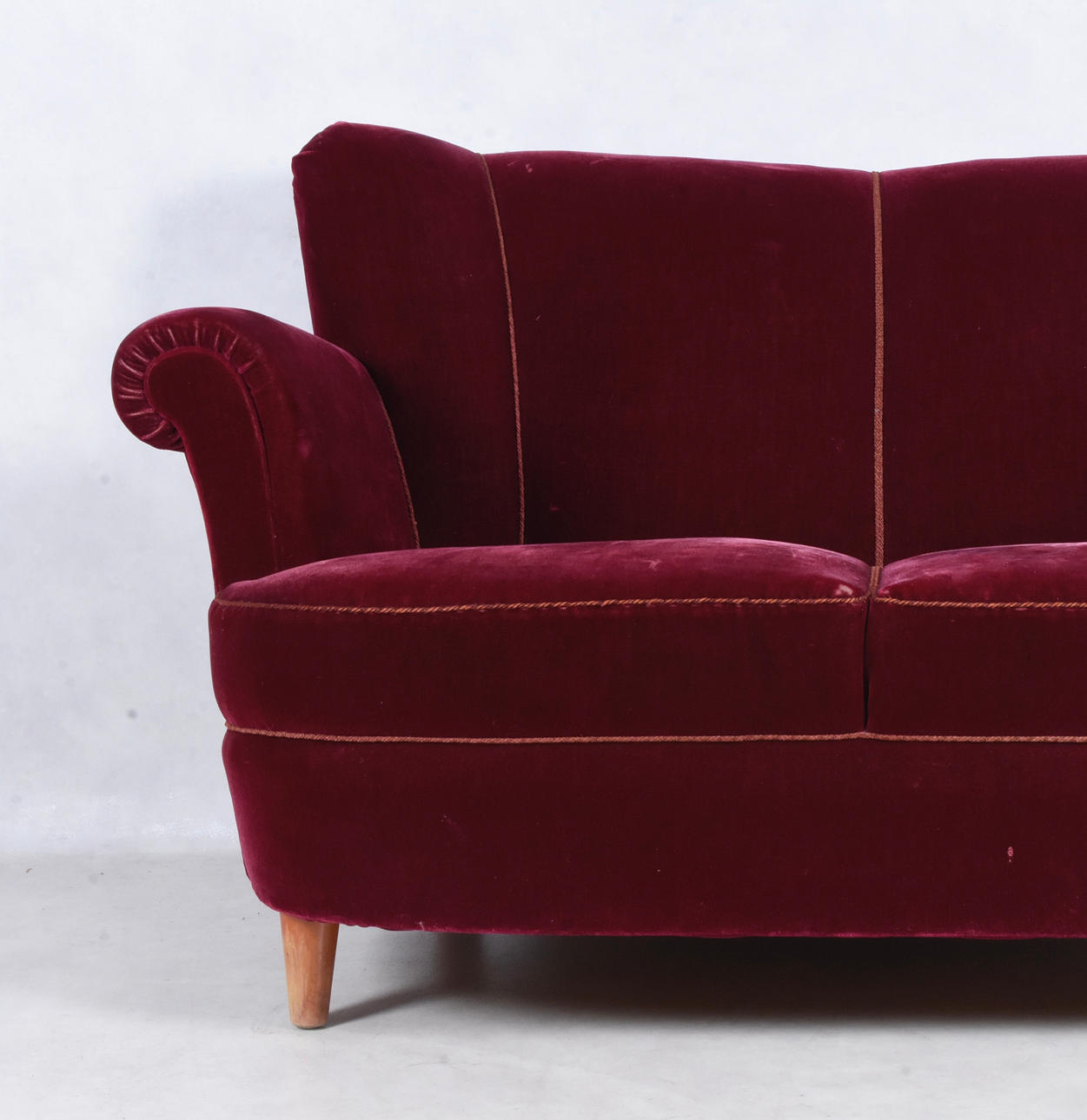 SOFFA, röd plysch, 1940-tal. Möbler - Soffor & Sittgrupper - Auctionet