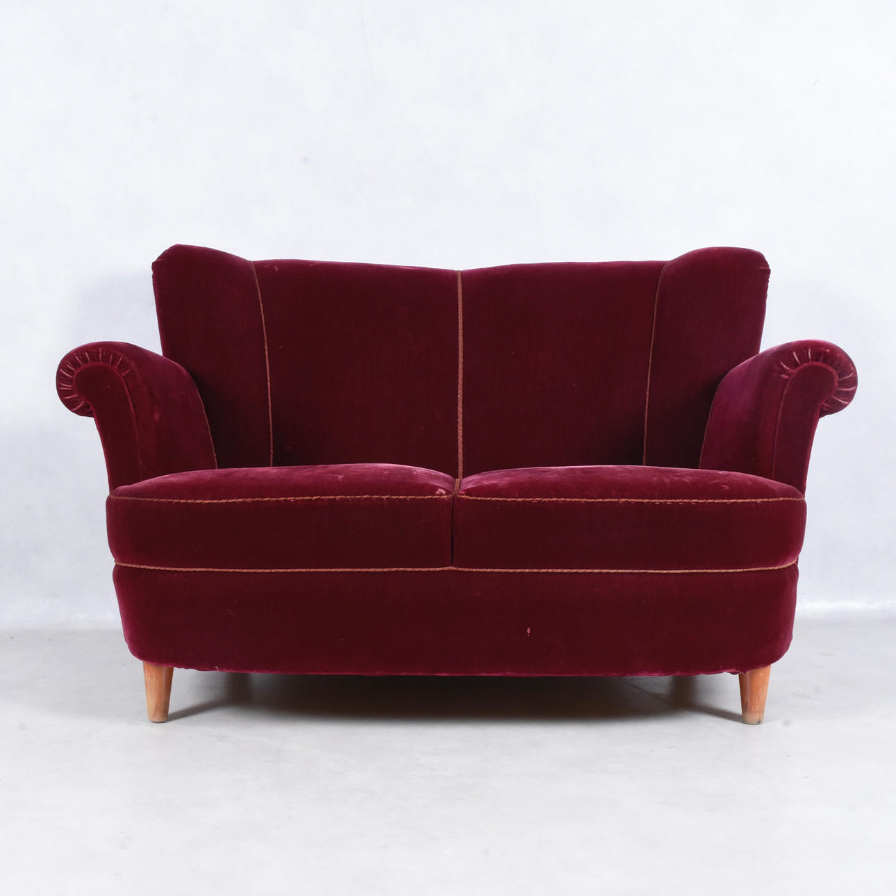 SOFFA, röd plysch, 1940-tal. Möbler - Soffor & Sittgrupper - Auctionet
