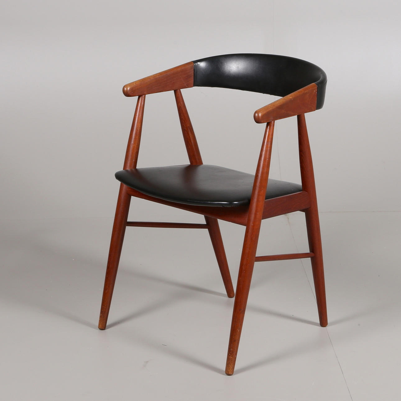 KARMSTOL, trästomme med sitt/rygg dyna i svart läder, 1950/60-Tal.