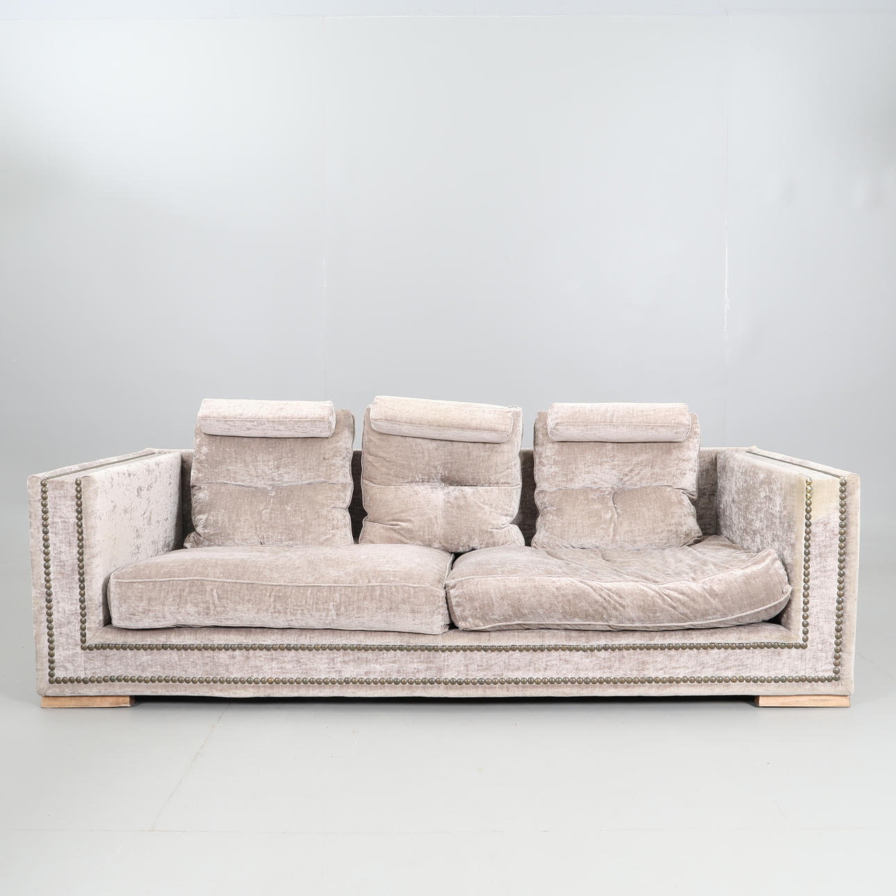 SOFFA, sammet med nitar, samtida.