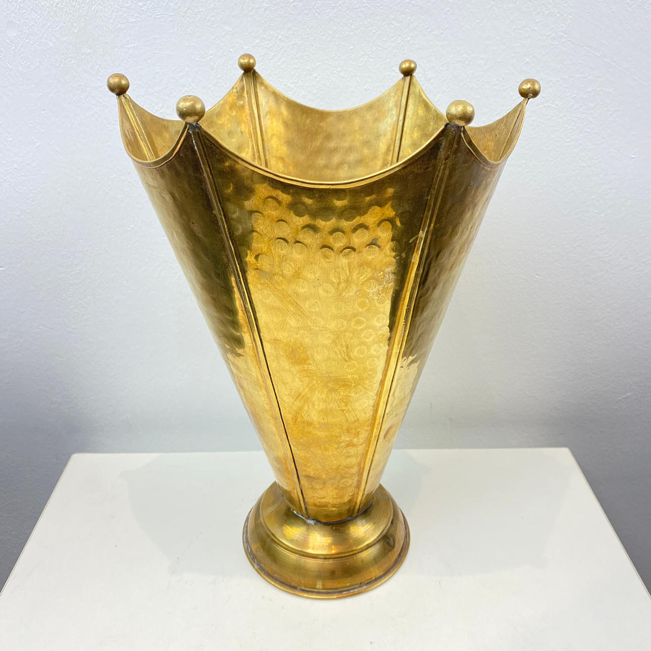 ANTIK MÄSSING PARAPLYSTÄLL - RUNT 1900.