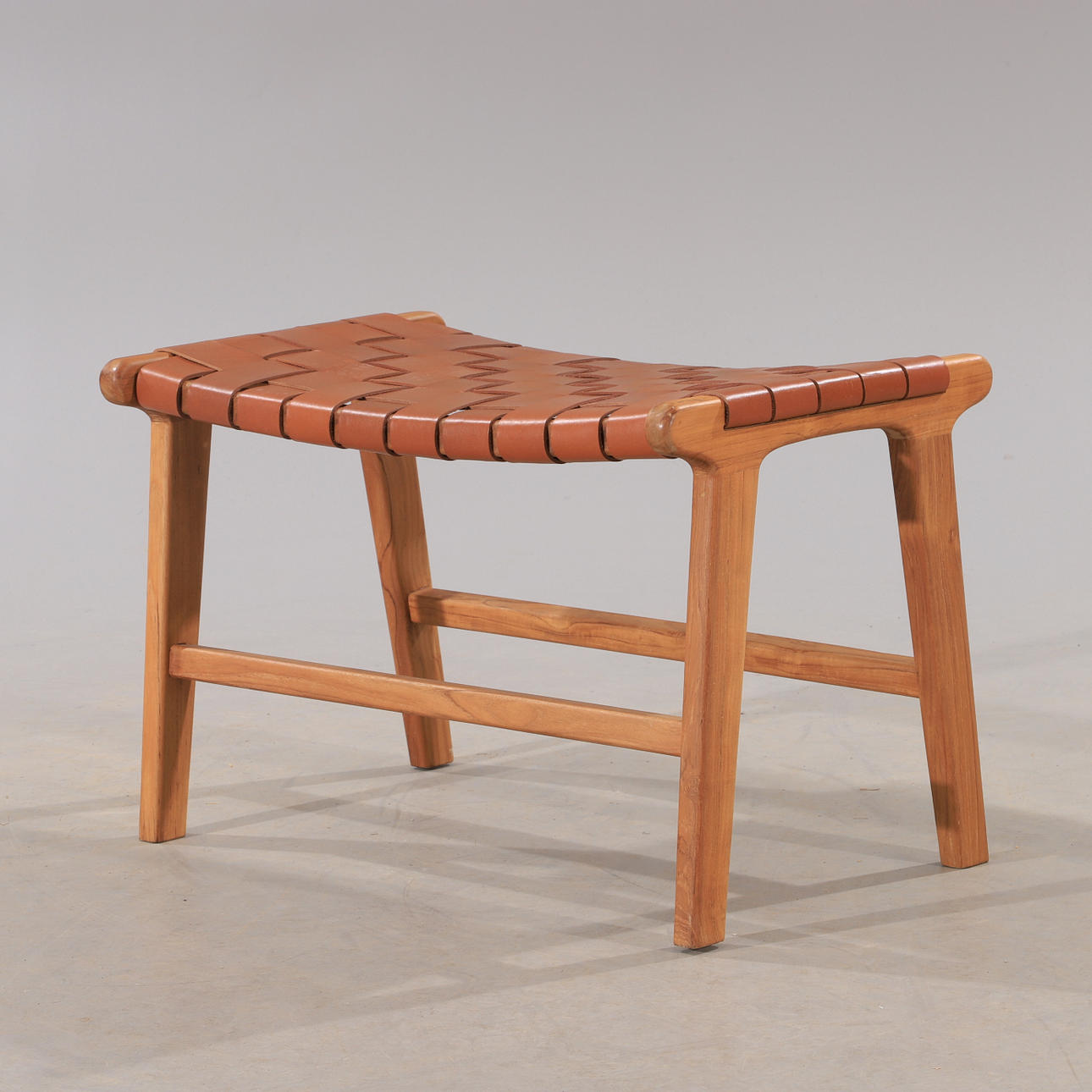 BÄNK, flätad skinnklädsel, samtida.