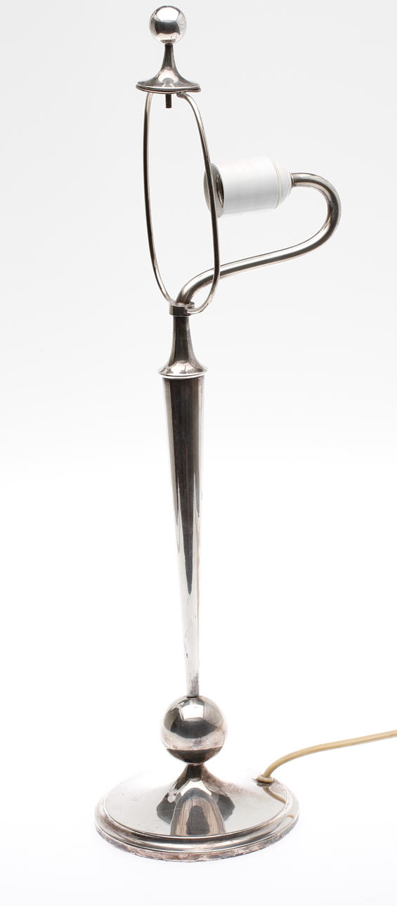 PARTI NYSILVERFÖREMÅL, 3 delar, tekök med rechaud, serveringskanna, lampfot, 1900-tal.