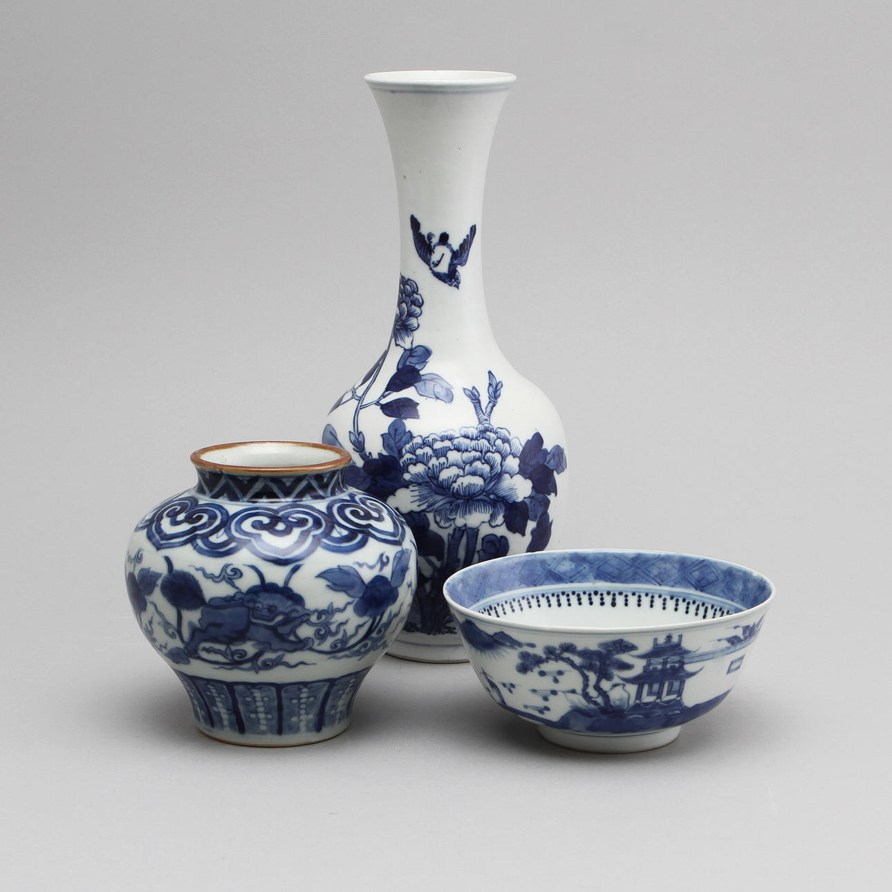 URNA, SKÅL samt VAS, porslin, Kina, 18-1900-tal.