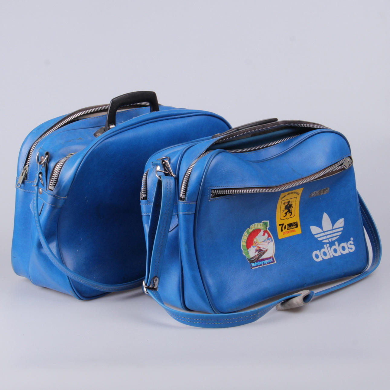 VÄSKOR, 2 st. konstskinn, Addidas, 1900-talets sista kvartal.