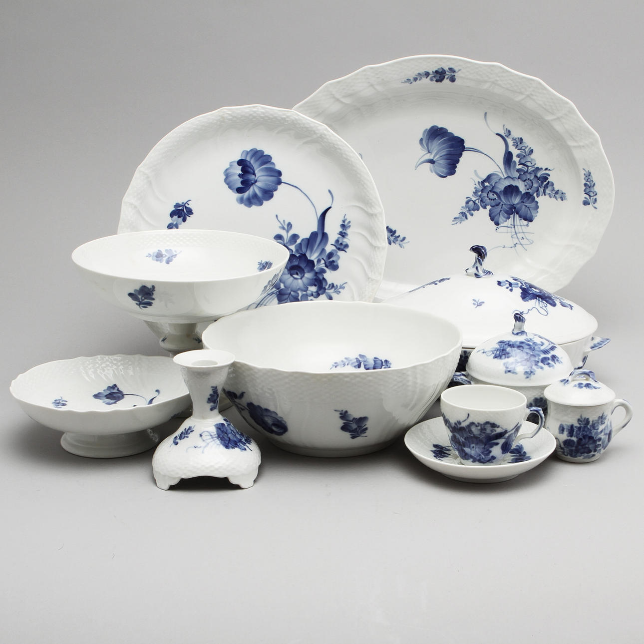 MAT- OCH KAFFESERVIS, ca 146 delar, "Blå blomst", Royal Copenhagen.