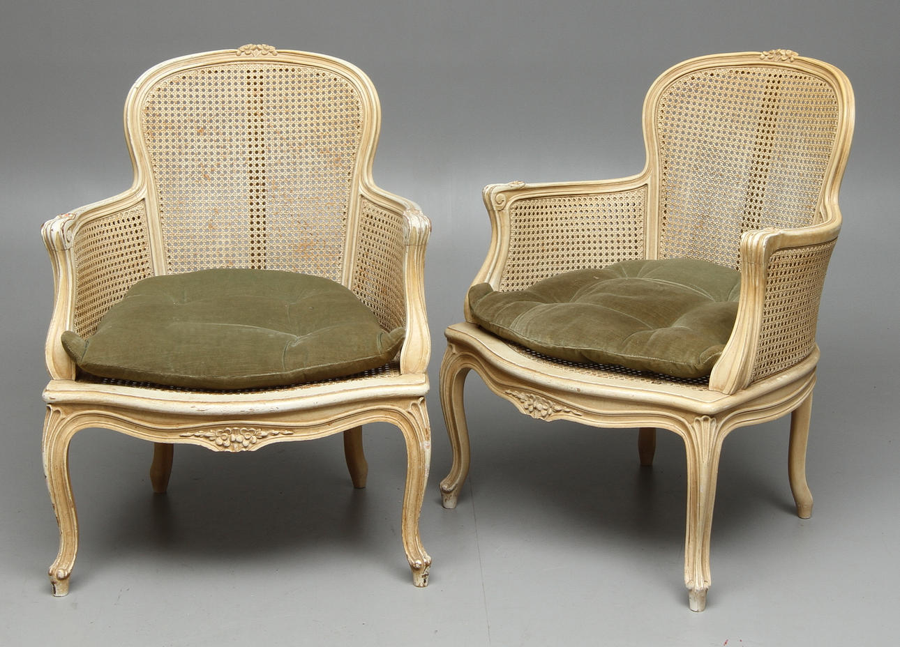 KARMFÅTÖLJER, 1 par, rokokostil, 1900-tal.