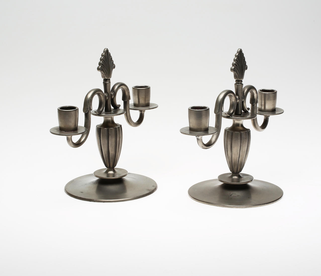 EDVIND OLLERS. Tennljusstakar 1 par.