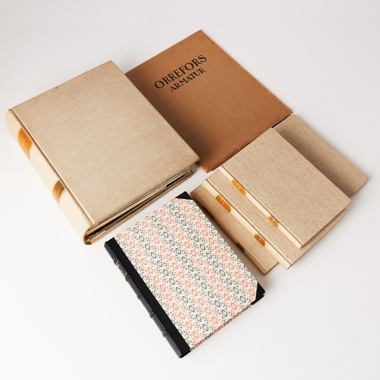 SAMLING BÖCKER, Orrefors, 11 delar, bl.a. "Orreforsglas, Agnes Hellners Samling" samt diverse produktionskataloger.