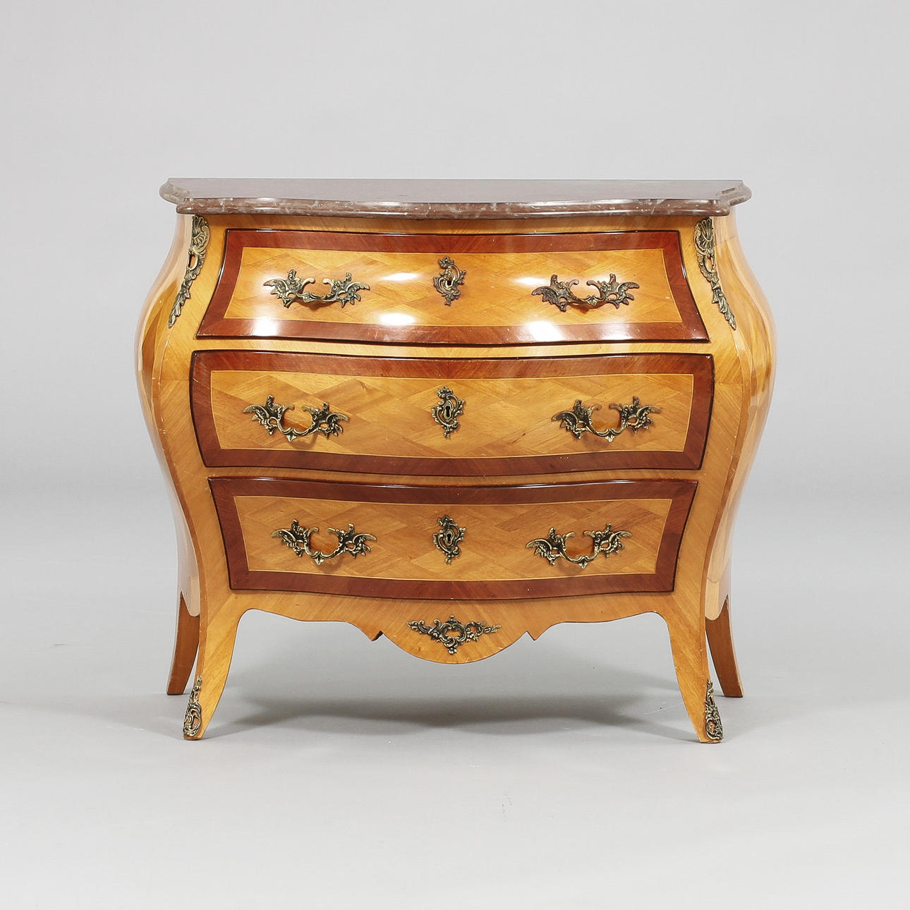 BYRÅ, rokokostil, 1900-tal.