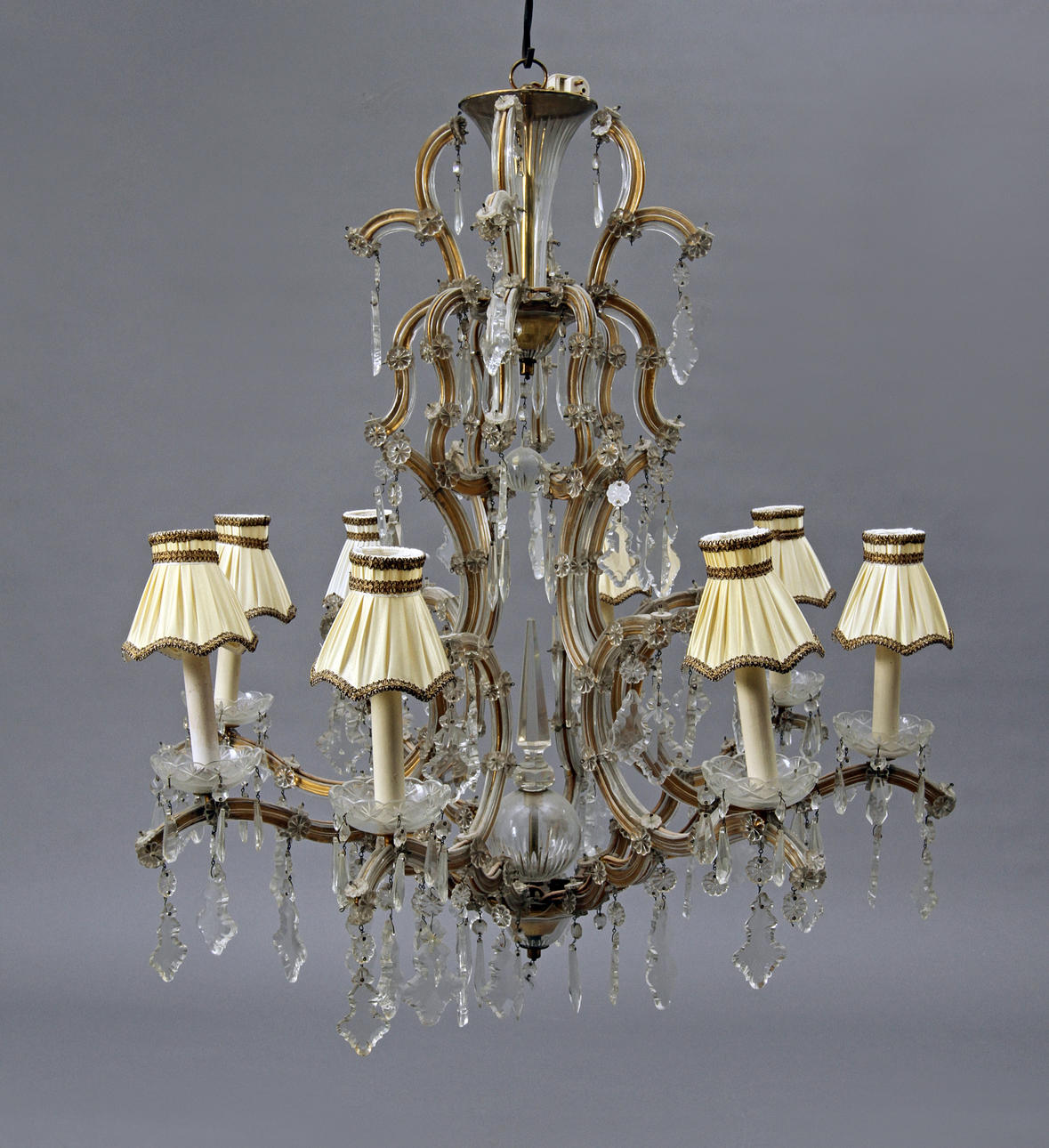 LJUSKRONA SAMT LAMPETTER, ett par, rokokostil, 1900-tal. Höjd 90 cm.