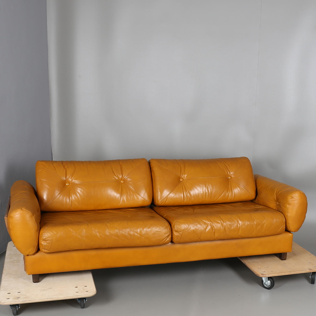 SOFFA i brunt/gult skinn, 3-sits, 1970-tal.