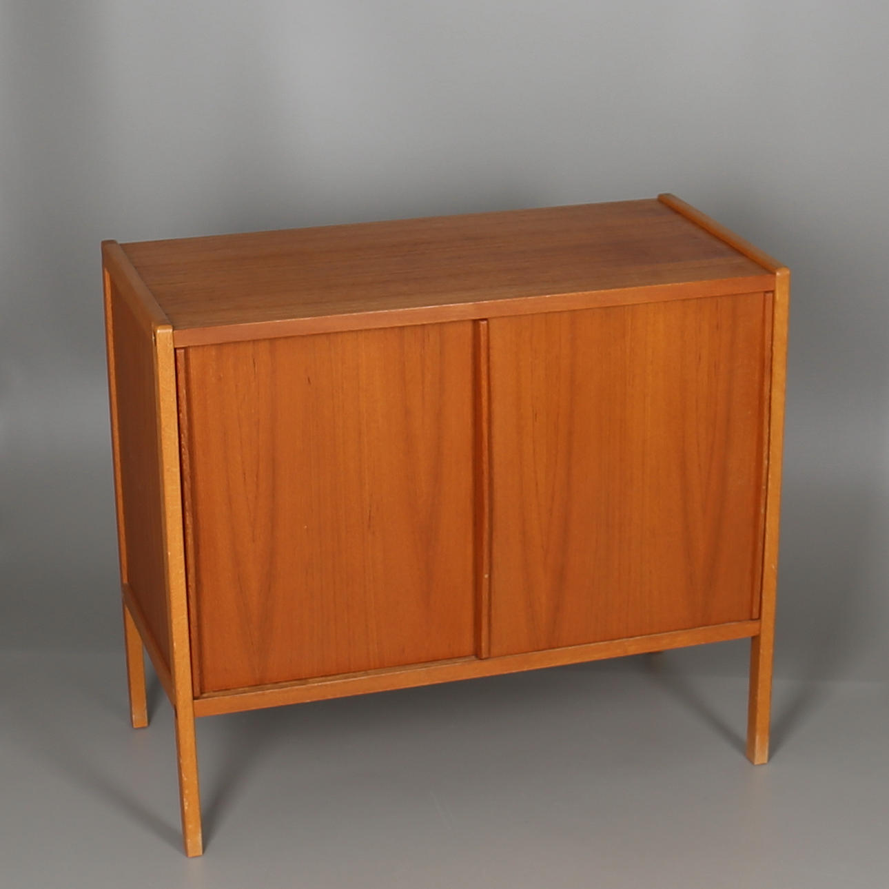 SKÅP med skjutdörrar i ekfanér. Design Bertil Fridhagen, Bodafors. 1958.