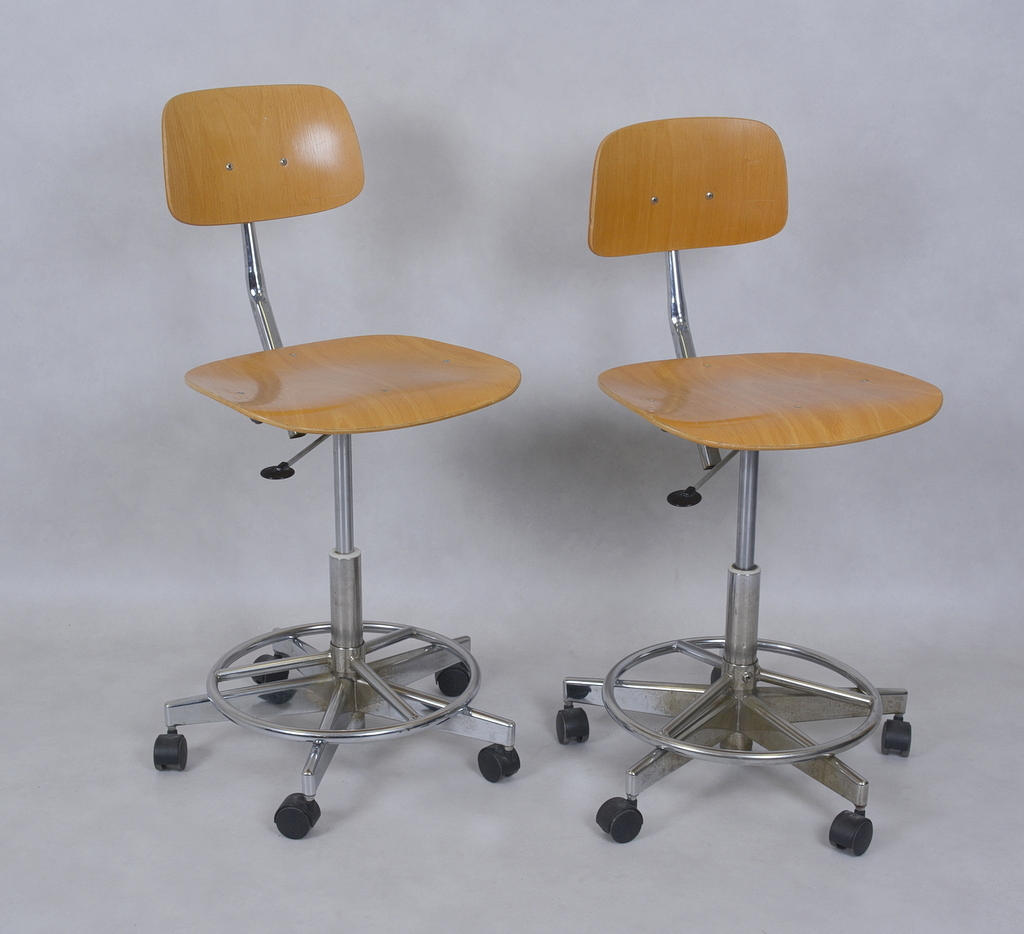 SKRIVBORDSSTOLAR, 2 st, Metall och trä, Mönsterås industri AB.