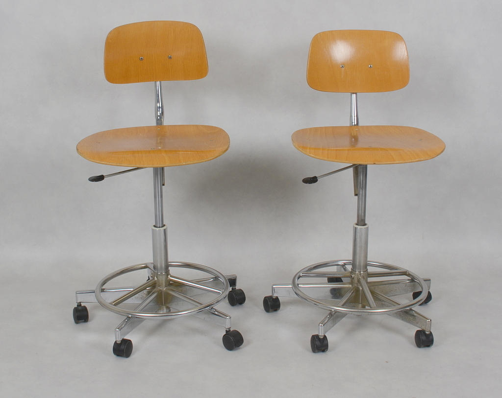 SKRIVBORDSSTOLAR, 2 st, Metall och trä, Mönsterås industri AB.