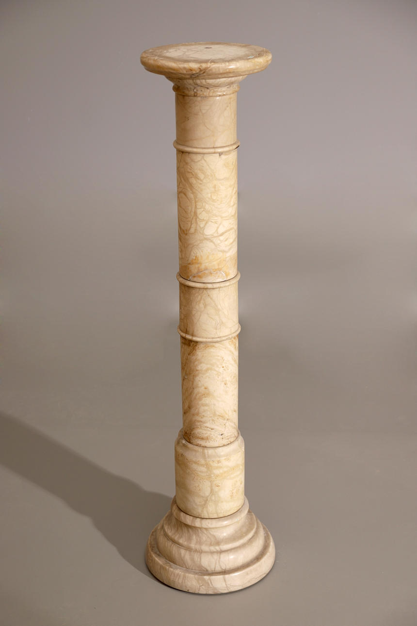 COLUMNA, alabastro tallado.