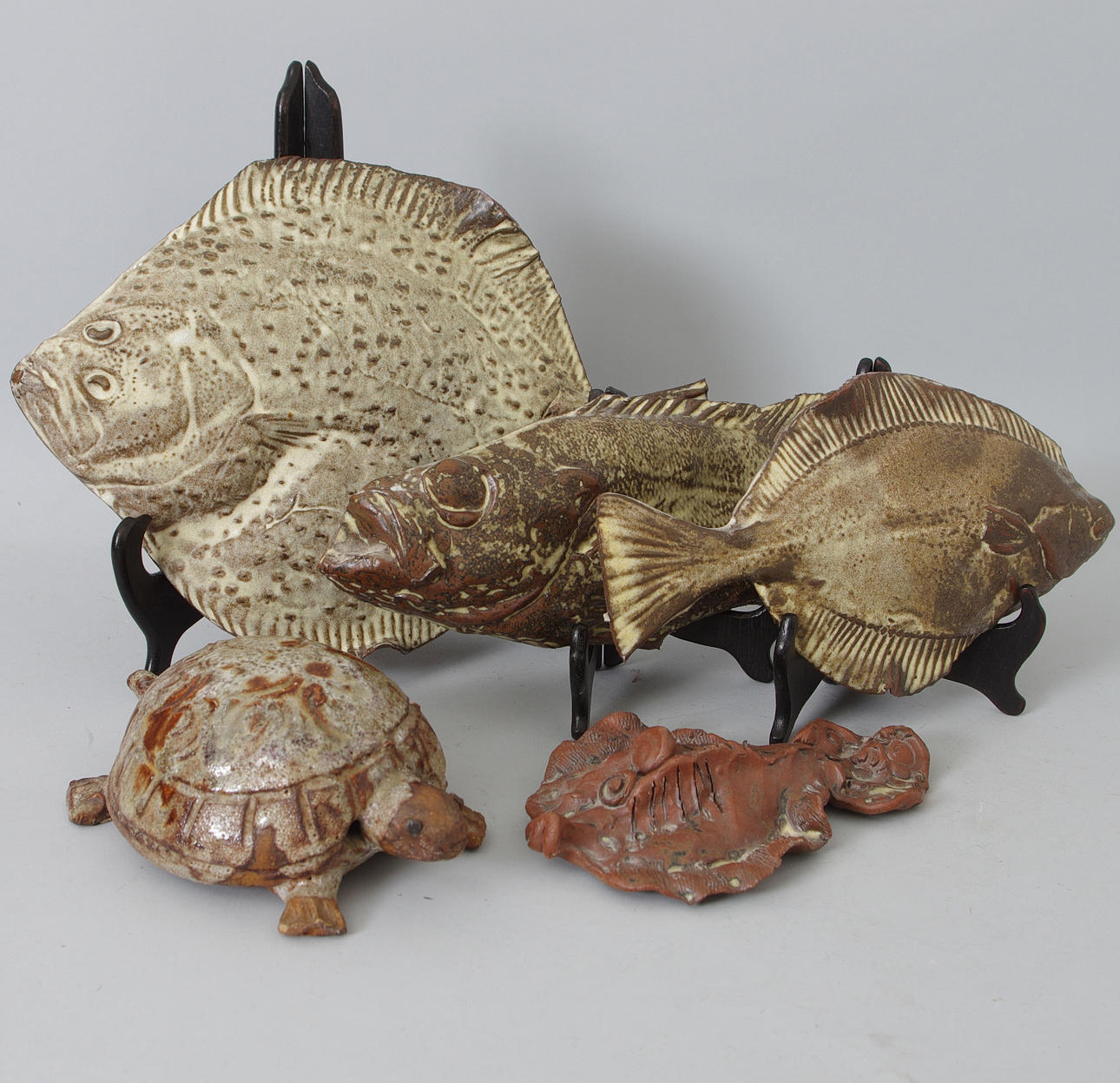 SKULPTURER, keramik, fiskar samt sköldpadda.