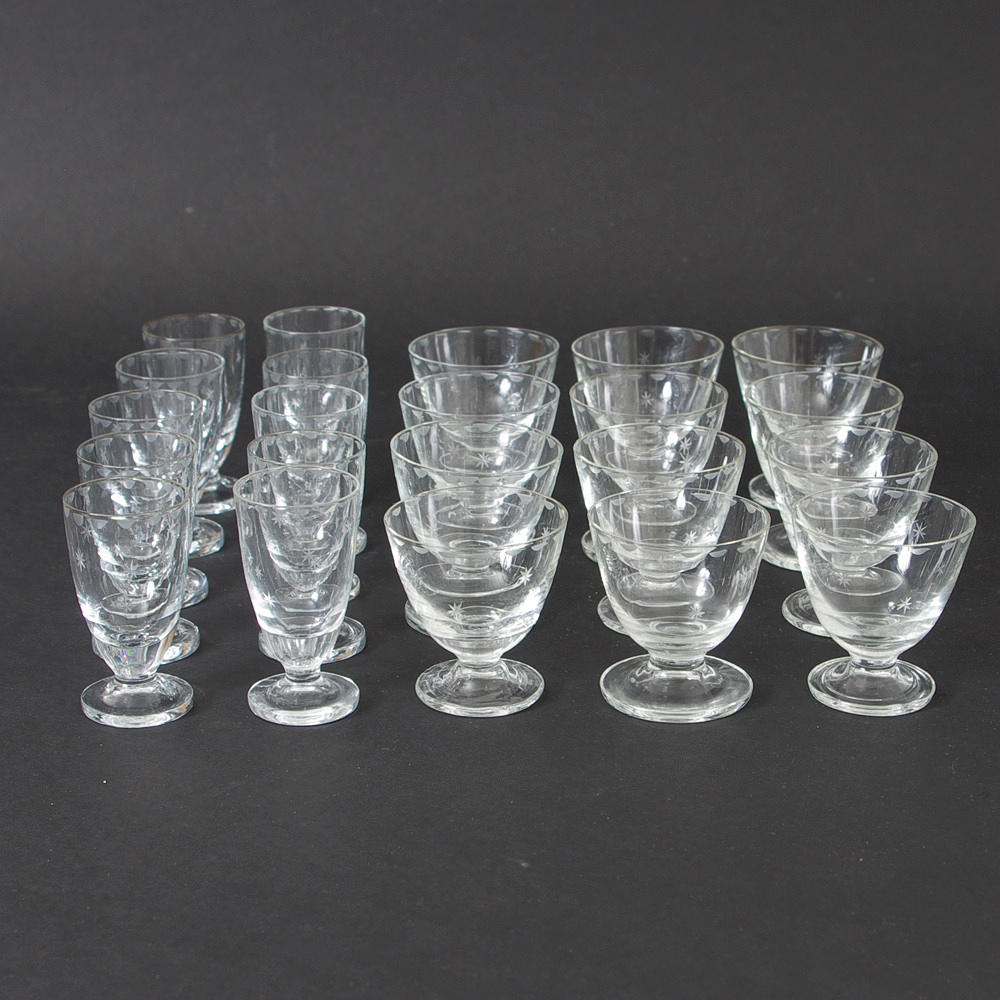 LIKÖRGLAS SAMT SNAPSGLAs, etsad dekor, 1900-talets första hälft.