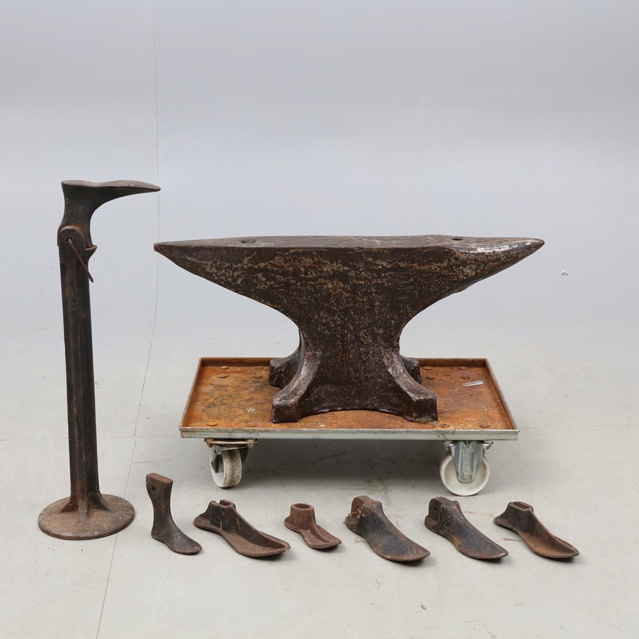 BLACKSMITH and SCHOOL LAST 7 pcs. Iron.