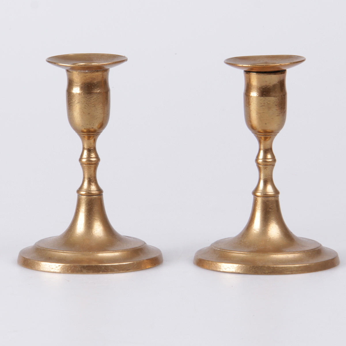 LJUSSTAKAR, ett par, mässing, Nils Petter Linderberg, Sundsvall, 1800-tal.