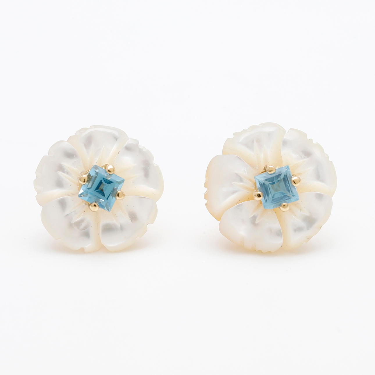 Pendientes florales de pedrería.