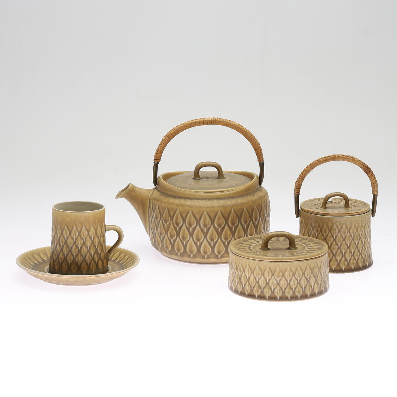 JENS  QUISTGAARD. Servicedele, 9 dele, stentøj, "Relief", Kronjyden, Danmark.