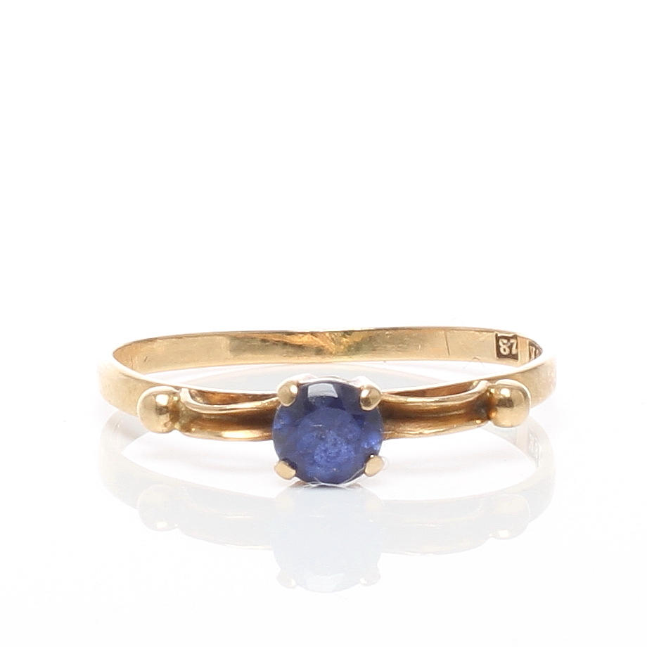 RING, 18k guld med blå sten, Guldvauhuset AB, Stockholm, 1950.