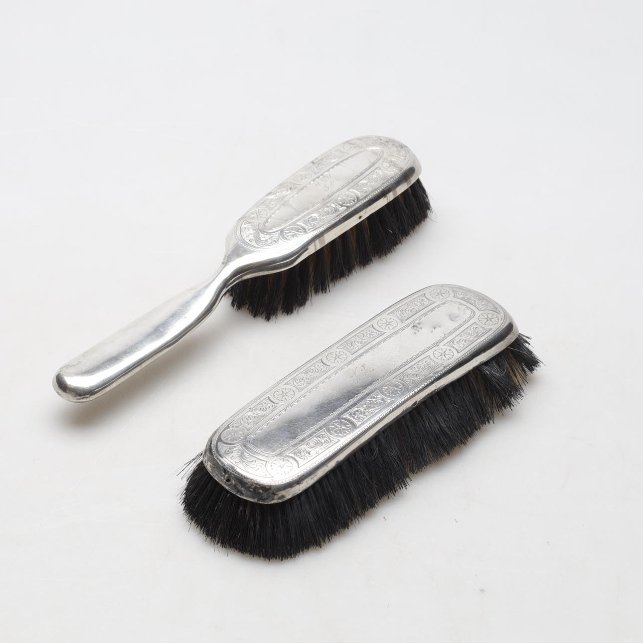 CEPILLOS PARA ROPA, 2 piezas, plata, 1890.