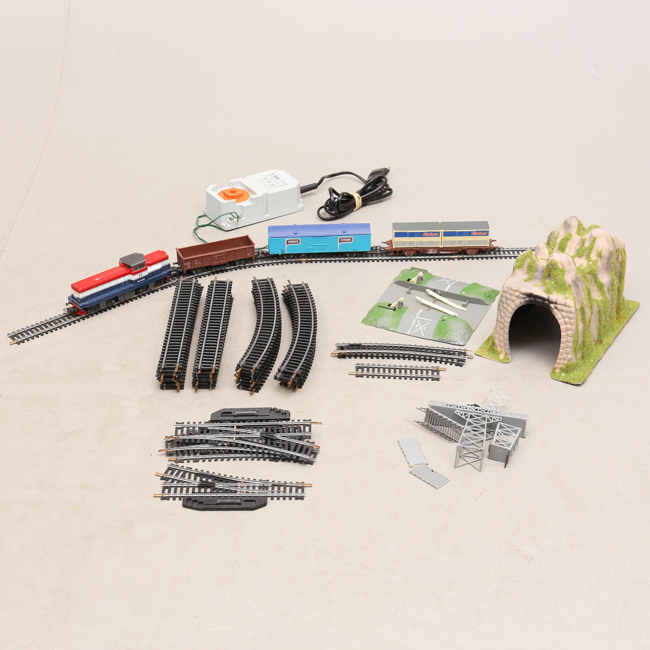 TREN con transformador, así como vagones, Lima, Italia.