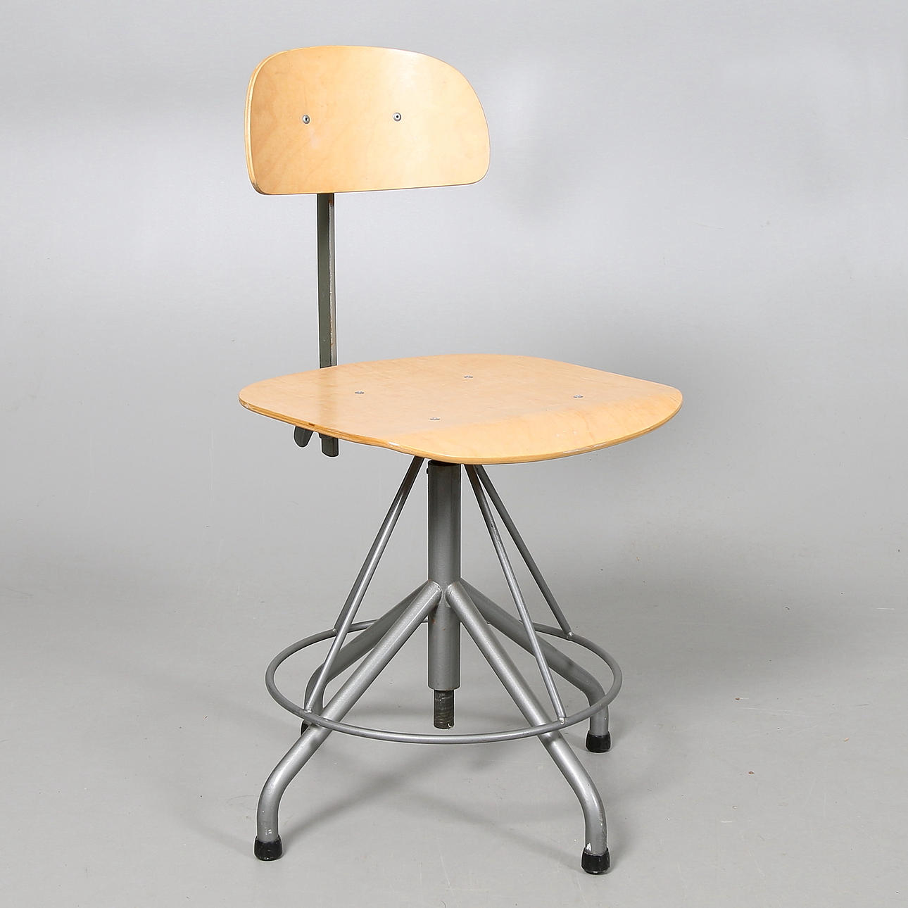 SKRIVBORDSSTOL, formpressad björk samt stål, industridesign, Stålmöbler AB, Örsjö, 1900-tal.