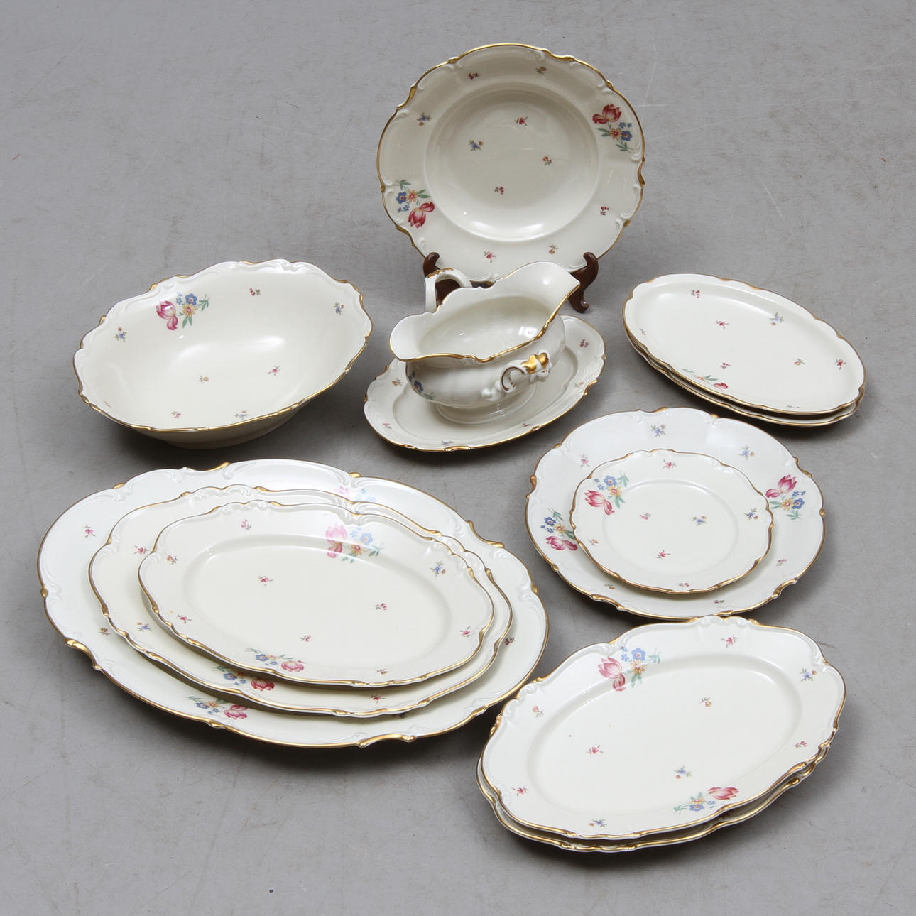 MATSERVIS, ca 50 delar, porslin, delvis märkt Edelstein.