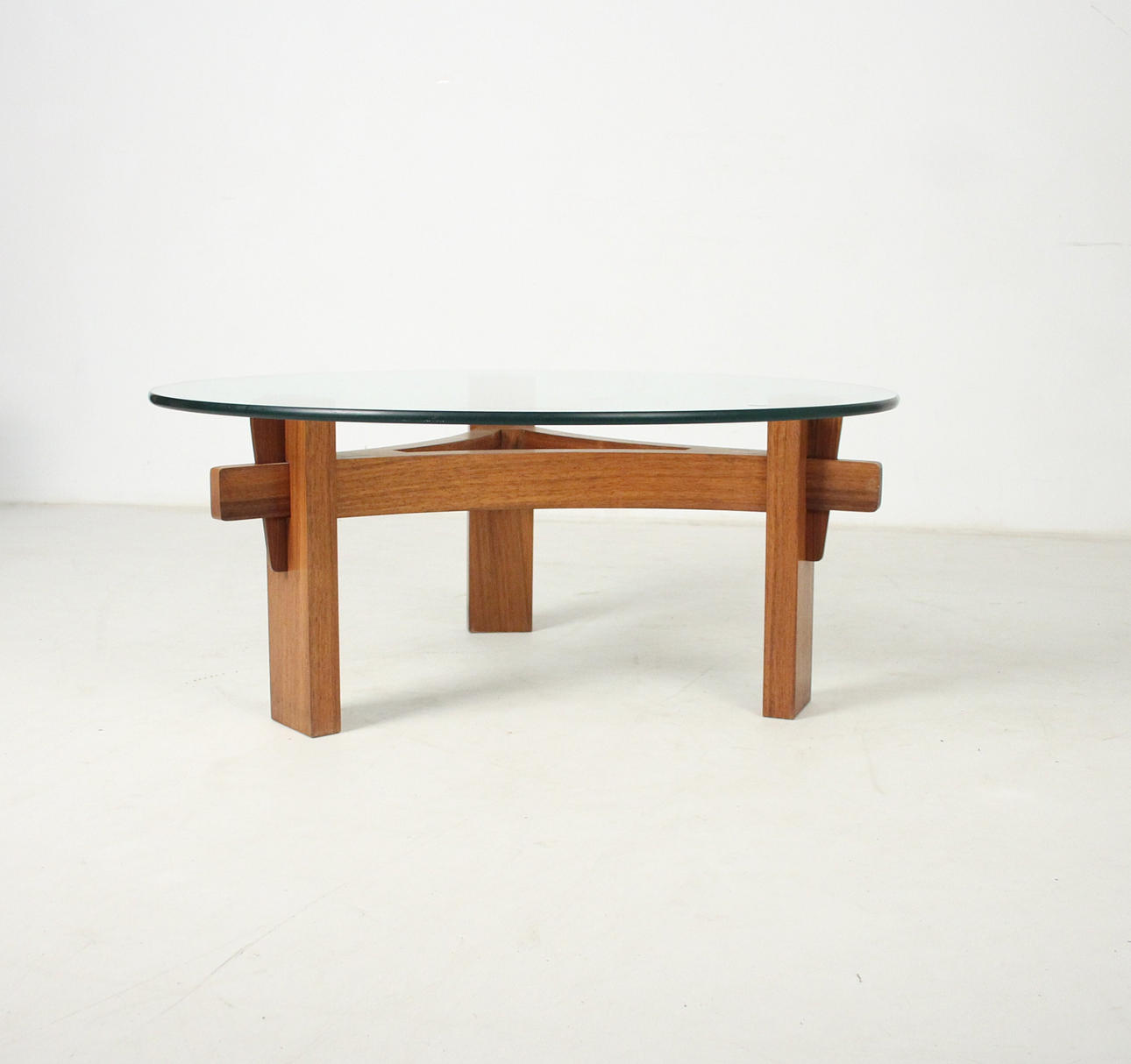 Glass table / coffee table.