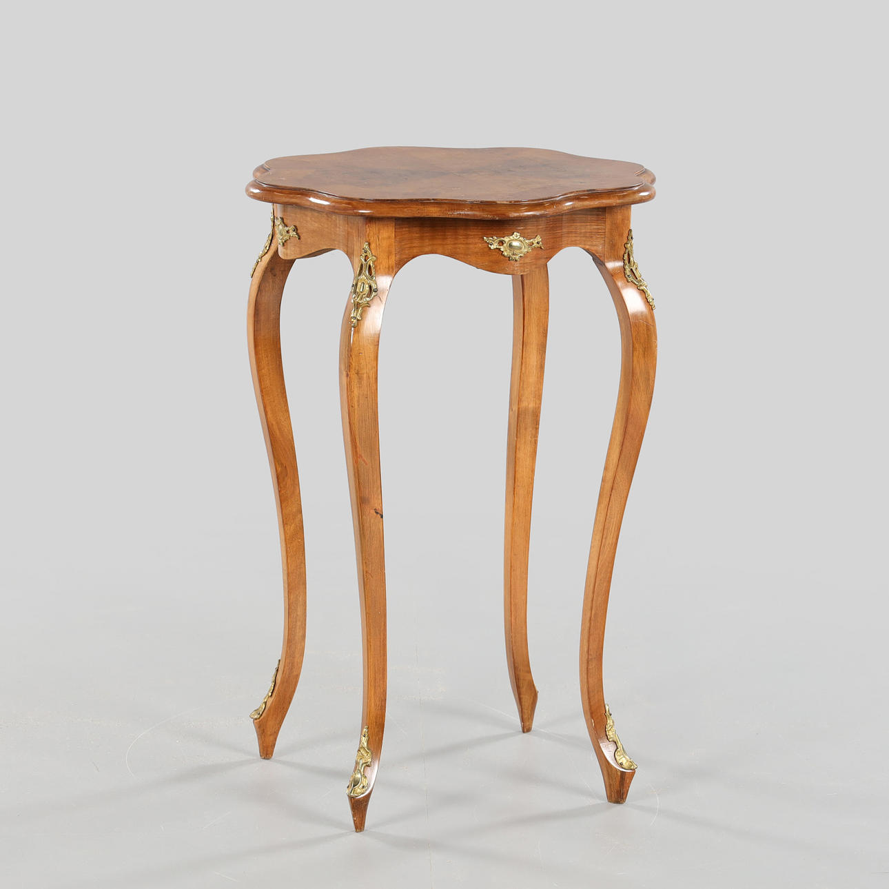 PIEDESTALBORD, nyrokoko.