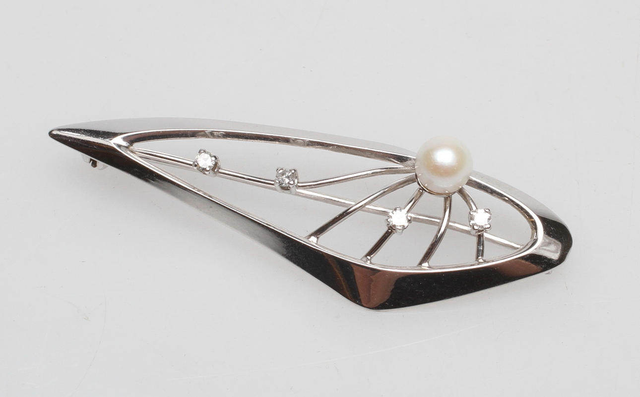 BROSCH MED PÄRLA SAMT STENAR, 18k vitguld, vikt ca 3,9 gr.