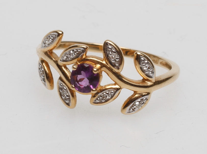 RING MED STENAR, 18k guld, vikt ca 2,5 gr.