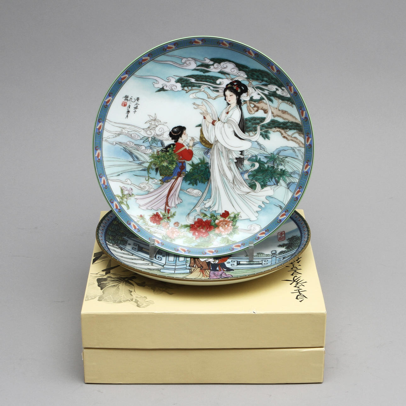 SAMLARTALLRIKAR, 2 st, porslin, Kina, daterade 1988 samt 1990.