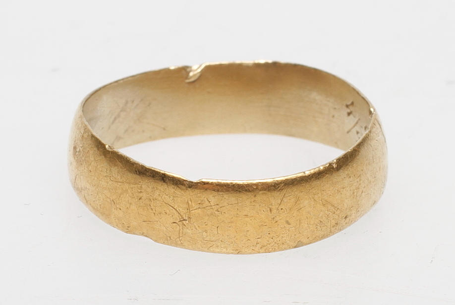 RING, 23k guld, vikt ca 6,7 gr.